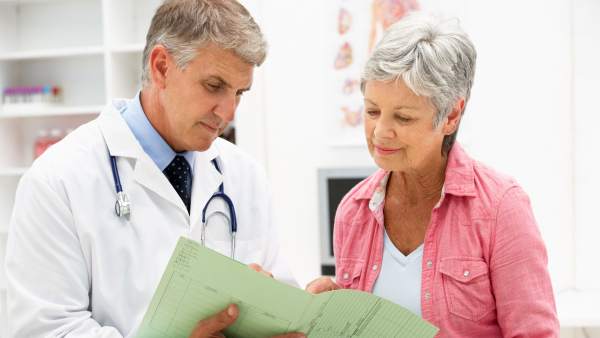 Un doctor y una paciente en una consulta médica Un doctor y una paciente en una consulta médica