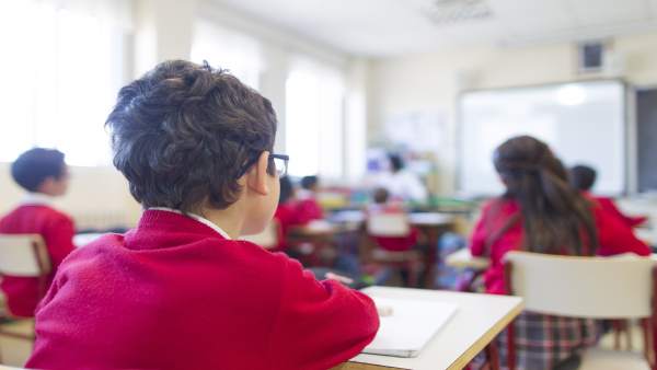 Colegio, escuela, aula, primaria, clase, niño, niña, niños, estudiando Colegio, escuela, aula, primaria, clase, niño, niña, niños, estudiando