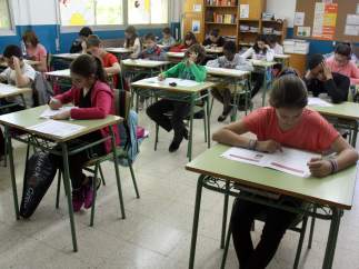 Alumnos de Primaria y ESO realizando pruebas de Competencias