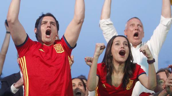 Rivera y Arrimadas celebran gol de la Roja Rivera y Arrimadas celebran gol de la Roja