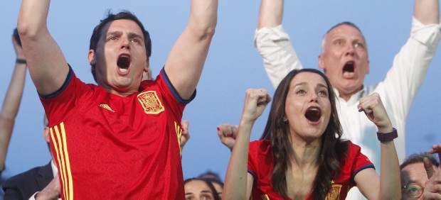 Rivera y Arrimadas celebran gol de la Roja