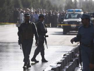 La policía de Afganistán acordona la zona tras el atentado de Kabul