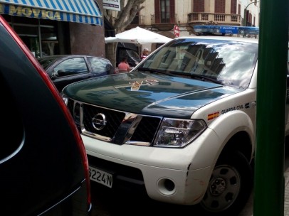 Un vehículo de la Guardia Civil en la calle Ibiza de Palma.