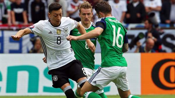 Özil ante Irlanda del Norte Özil ante Irlanda del Norte