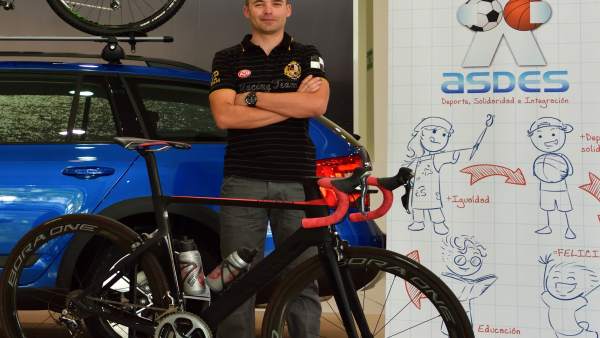 Un ciclista recorre Aragón de norte a sur en una iniciativa solidaria Un ciclista recorre Aragón de norte a sur en una iniciativa solidaria