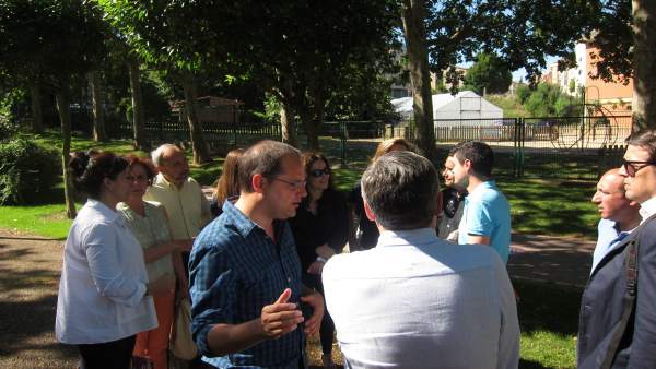 Luena charla con miembros de su equipo Luena charla con miembros de su equipo