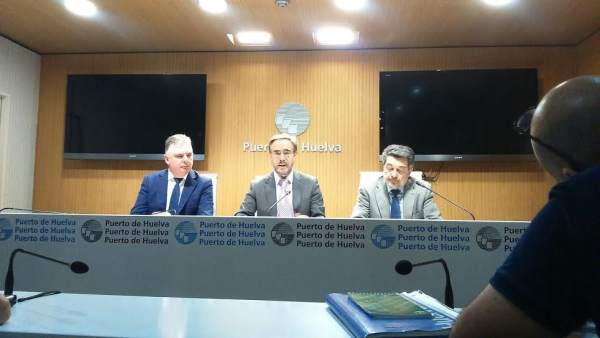 El consejero de Fomento, Felipe López, y presidente del puerto, Javier Barrero. El consejero de Fomento, Felipe López, y presidente del puerto, Javier Barrero.
