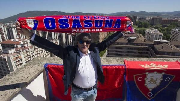 Enrique Martín, entrenador de Osasuna, en lo más alto de Pamplona Enrique Martín, entrenador de Osasuna, en lo más alto de Pamplona
