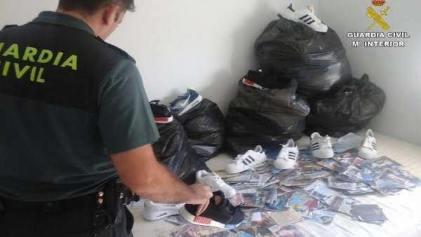 Prendas de ropa falsificadas intervenidas por la Guardia Civil de Huelva. Prendas de ropa falsificadas intervenidas por la Guardia Civil de Huelva.