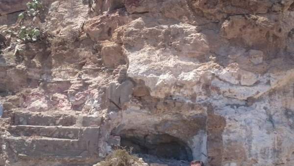 Los concejales del Ayuntamiento frente a la parte vallada de La Alcazaba Los concejales del Ayuntamiento frente a la parte vallada de La Alcazaba