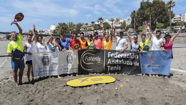 Dieciséis personas han obtenido la acreditación como instructores de tenis playa Dieciséis personas han obtenido la acreditación como instructores de tenis playa