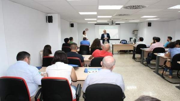 Carmona presenta el taller sobre comercio electrónico Carmona presenta el taller sobre comercio electrónico