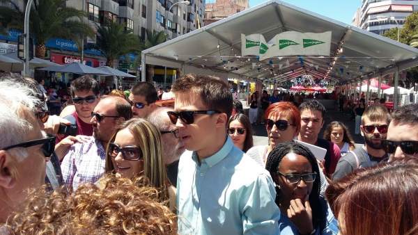 Errejón, entre Rita Boshao y Àngela Ballester, y ante Joan Ribo en Alicante Errejón, entre Rita Boshao y Àngela Ballester, y ante Joan Ribo en Alicante