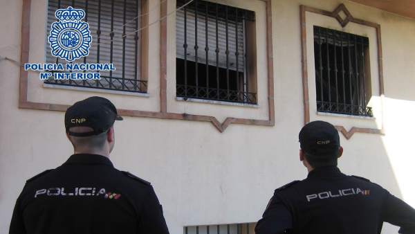 Dos policías nacionales actúan en un incendio Dos policías nacionales actúan en un incendio