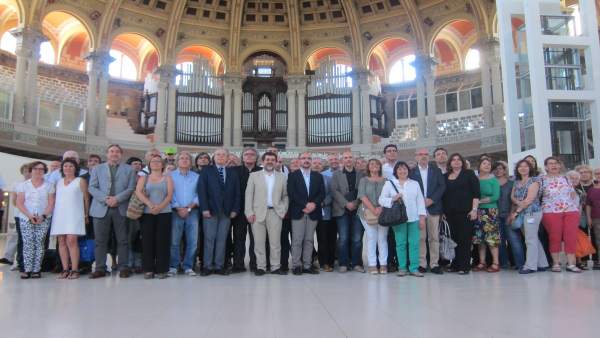Un centenar de personas se concentran por la unidad de colecciones Un centenar de personas se concentran por la unidad de colecciones