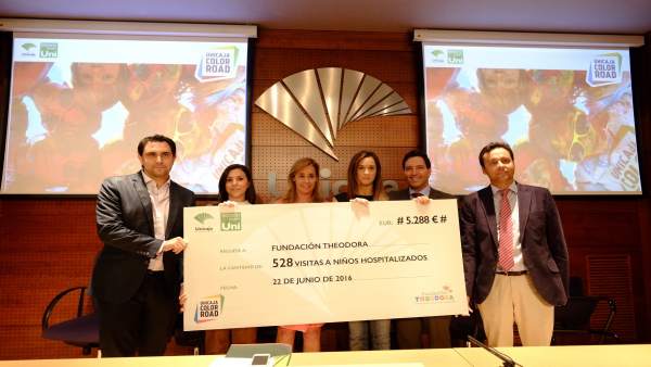 Unicaja entrega cheque a Fundación Theodora Unicaja entrega cheque a Fundación Theodora
