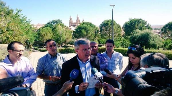 Fernández de Moya informa a los medios sobre el programa del PP. Fernández de Moya informa a los medios sobre el programa del PP.