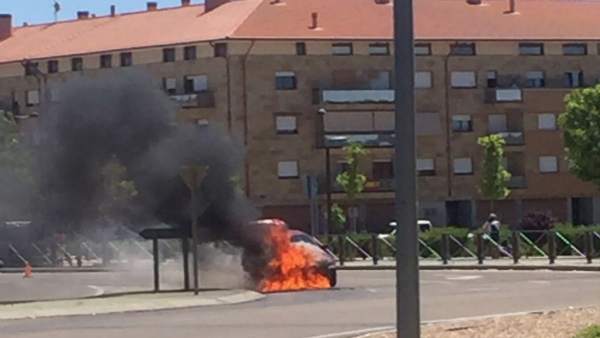 Turismo incendiado en Arroyo de la Encomienda (Valladolid) Turismo incendiado en Arroyo de la Encomienda (Valladolid)
