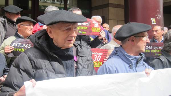 Periko Solabaria en una concentración con Tasio Erkizia Periko Solabaria en una concentración con Tasio Erkizia
