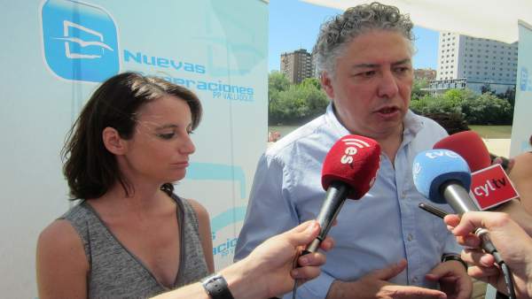 Tomás Burgos y Andrea Levy, en un acto de campaña en Valladolid. Tomás Burgos y Andrea Levy, en un acto de campaña en Valladolid.