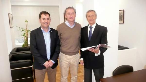 Miembros Asociación Donantes Sangre con presidente Colegio Médicos Cantabria Miembros Asociación Donantes Sangre con presidente Colegio Médicos Cantabria