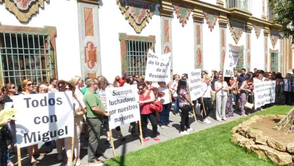 Concentración de trabajadores de El Yate en apoyo a Miguel Peláez Concentración de trabajadores de El Yate en apoyo a Miguel Peláez
