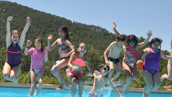 Nens començant les colònies d'estiu Nens començant les colònies d'estiu