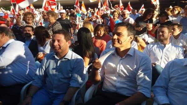 Pedro Sánchez con Emiliano García Page en un mitin en Albacete Pedro Sánchez con Emiliano García Page en un mitin en Albacete