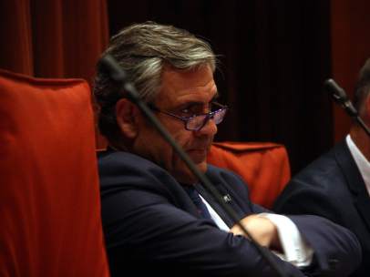 Daniel de Alfonso, director de la Oficina Antifraude de Catalunya (OAC), escucha las intervenciones de los parlamentarios en la cámara catalana por las escuchas a él y al ministro del Interior, Jorge Fernández Díaz.