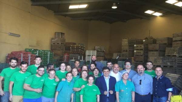 Reyes con responsables y trabajadores de la empresa Ajos Gallardo. Reyes con responsables y trabajadores de la empresa Ajos Gallardo.