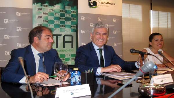Lorenzo Amor (izda), Carlos Ranera y Soraya Mayo, en la firma del convenio. Lorenzo Amor (izda), Carlos Ranera y Soraya Mayo, en la firma del convenio.
