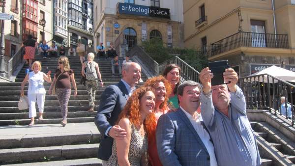 Pedro Azpiazu, junto a cargos institucionales de PNV Pedro Azpiazu, junto a cargos institucionales de PNV