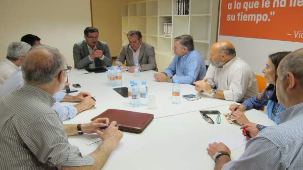 Prendes y García (centro) reunidos con representantes de la concertada. Prendes y García (centro) reunidos con representantes de la concertada.