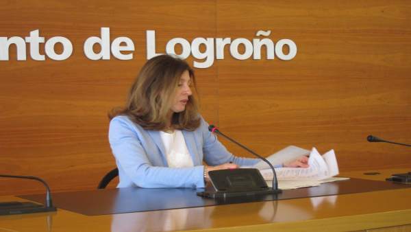 San Martín consulta unos documentos durante la rueda de prensa San Martín consulta unos documentos durante la rueda de prensa