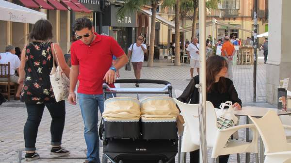 Familia, Bebé, Carro, Terraza, Turismo, Turistas Familia, Bebé, Carro, Terraza, Turismo, Turistas