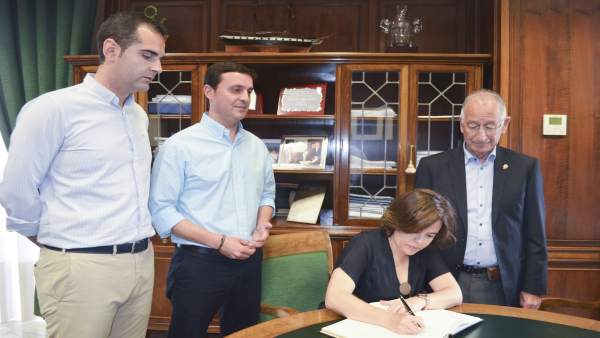 Soraya Sáenz de Santamaría ha firmado en el Libro de Honor de la Diputación. Soraya Sáenz de Santamaría ha firmado en el Libro de Honor de la Diputación.