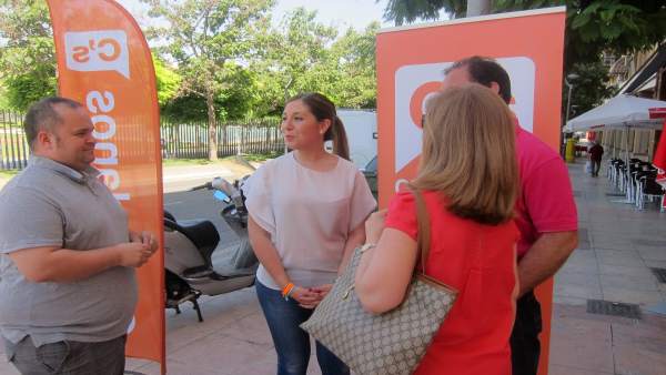 Raquel Morales (c) con otros miembros de Ciudadanos en Jaén. Raquel Morales (c) con otros miembros de Ciudadanos en Jaén.