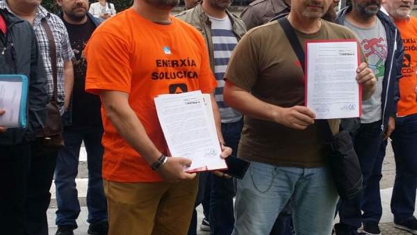 Entrega de un escrito para Feijóo de trabajadores de Alcoa en la Xunta Entrega de un escrito para Feijóo de trabajadores de Alcoa en la Xunta