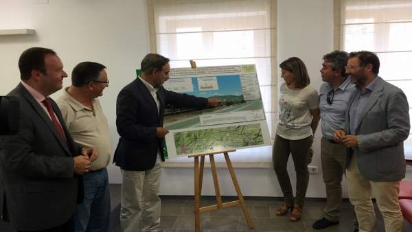 Felipe López explica los detalles de la vía ciclista. Felipe López explica los detalles de la vía ciclista.