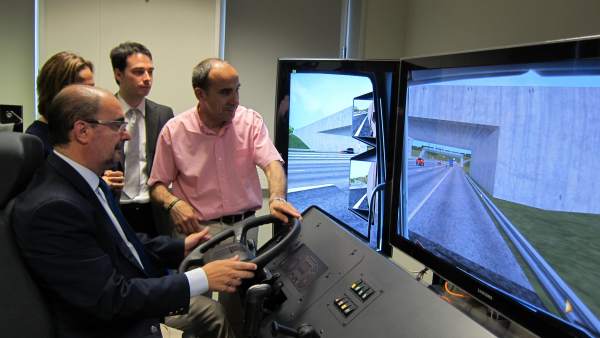 El presidente de Aragón en un simulador de conducción de camión El presidente de Aragón en un simulador de conducción de camión