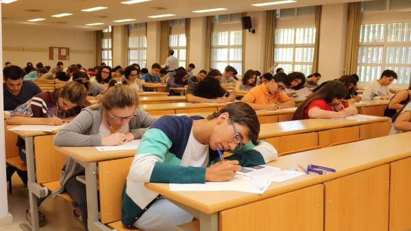 Alumnos se examinan de Selectividad en la UPO Alumnos se examinan de Selectividad en la UPO