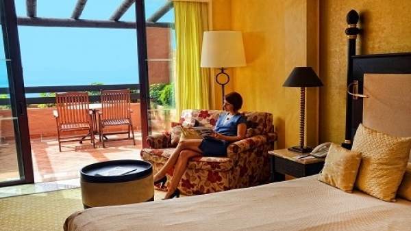 Imagen de un turista en un hotel Imagen de un turista en un hotel