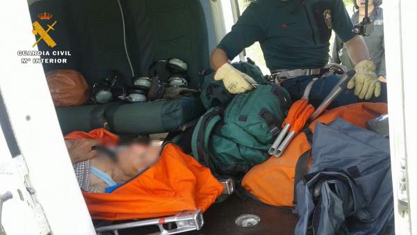 El herido es rescatado y evacuado en helicóptero. El herido es rescatado y evacuado en helicóptero.