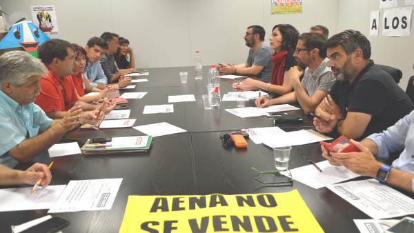 Sempere con trabajadores del aeropuerto Sempere con trabajadores del aeropuerto