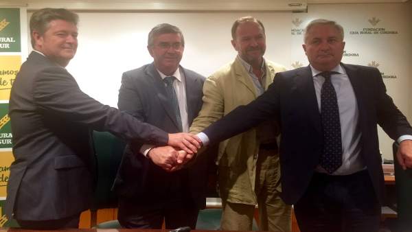 Responsables de Caja Rural del Sur y Almazaras Subbética celebran el acuerdo Responsables de Caja Rural del Sur y Almazaras Subbética celebran el acuerdo