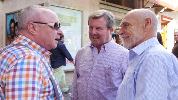 Gabino Puche (d), junto a García Anguita, conversa con un hombre. Gabino Puche (d), junto a García Anguita, conversa con un hombre.