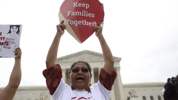 Pancarta medidas migratorias Estados Unidos Pancarta medidas migratorias Estados Unidos