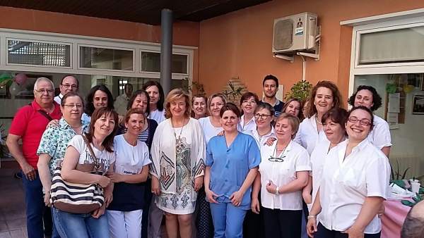 Teresa Vega con personal de la residencia de mayores de Úbeda. Teresa Vega con personal de la residencia de mayores de Úbeda.
