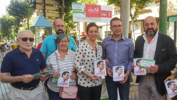 Ambrosio (centro) y Torres (dcha.) con otros cargos del PSOE Ambrosio (centro) y Torres (dcha.) con otros cargos del PSOE