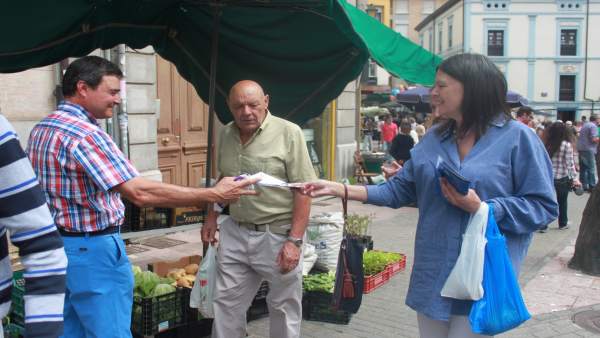 López Ares reparte propaganda electoral en Grao. López Ares reparte propaganda electoral en Grao.